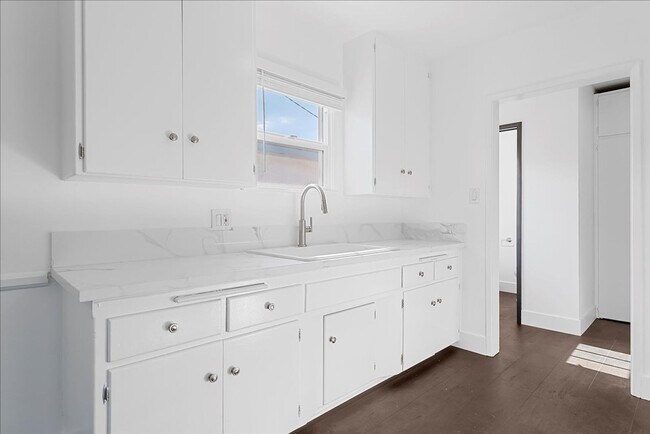 Foto del edificio - 107 S Aviation Blvd