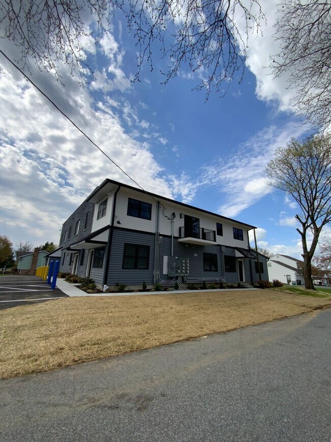 Building Photo - 800 Park Hill Dr