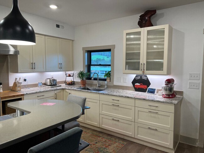 Foto del edificio - Home on Beautiful Farm and Vineyard Minutes From Town Of Blacksburg