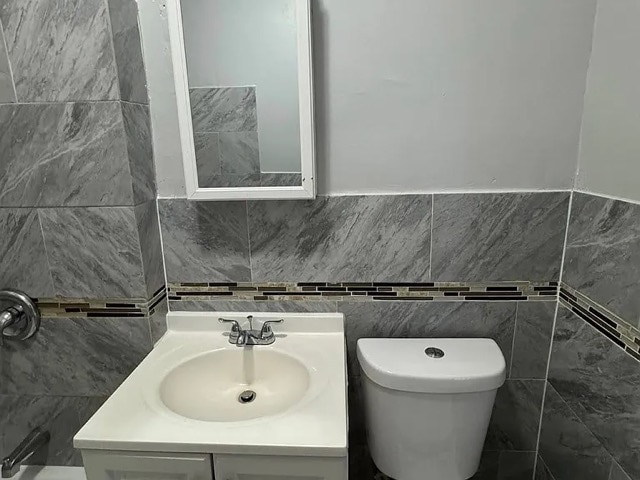 Building Photo - 418-418 Leslie St