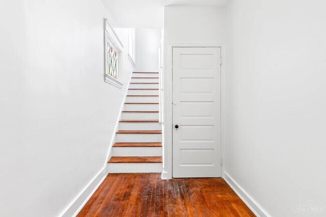Escaleras de acceso desde el porche delantero - 3458 Cheviot Ave