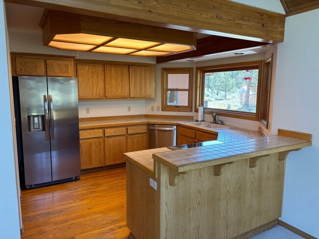 Foto del edificio - 2 Story Home on 12 Acres of Land!!