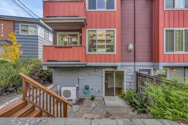 Building Photo - 4306 Winslow Pl N