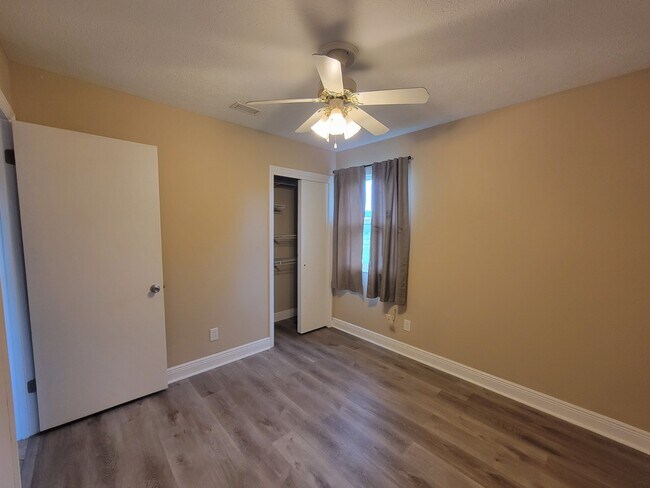 Foto del edificio - 3136 Lawton Ct