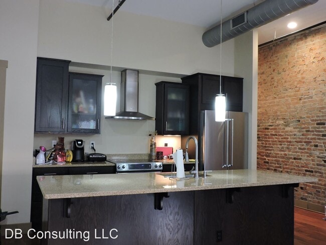 Building Photo - 641 Walnut St