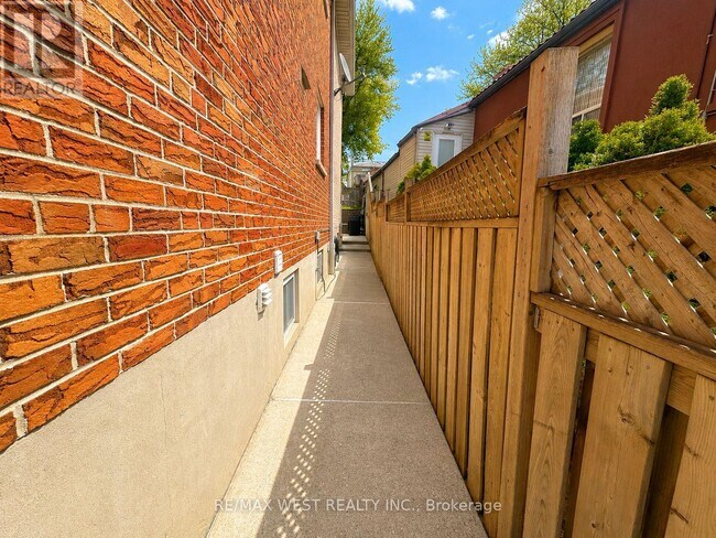 Photo du bâtiment - 355 Silverthorn Ave
