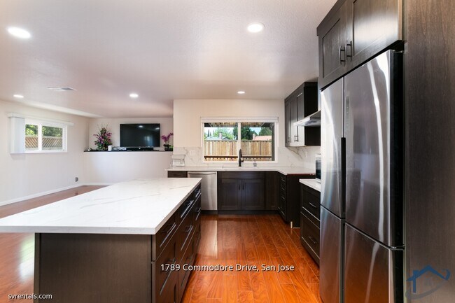 Foto del edificio - 1789 Commodore Dr