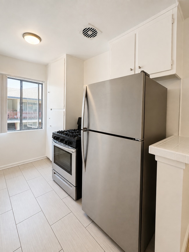 Interior Photo - 1001 N Curson Ave ( 7609 Romaine )