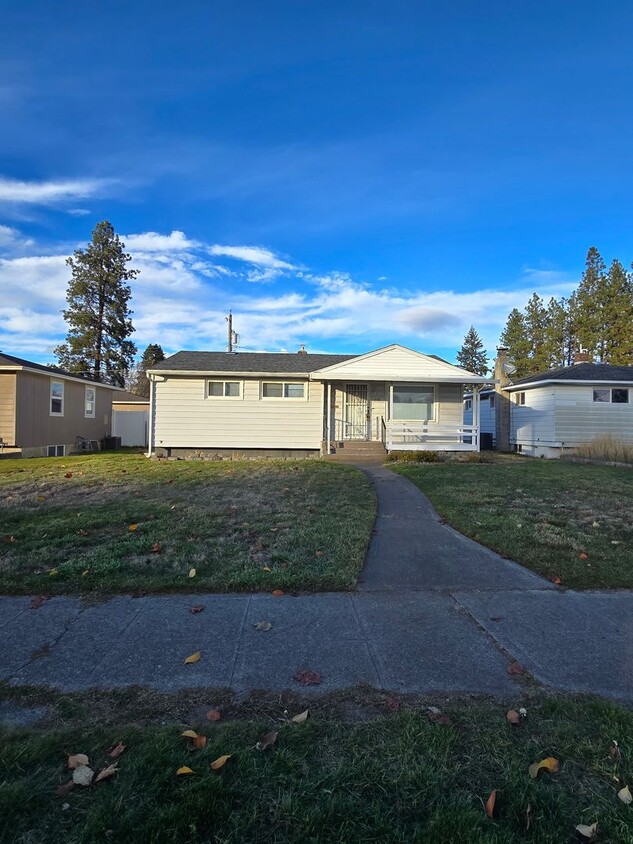 Foto principal - Newly Updated Shadle Home with Central AC!!!