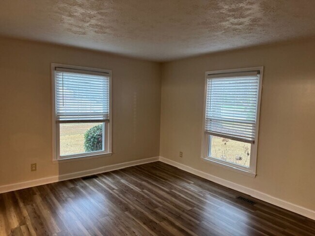 Foto del edificio - 200 Snead Rd