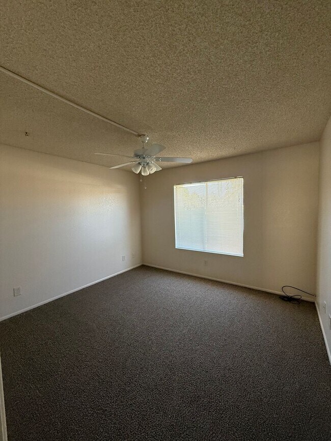 Building Photo - Townhouse rental 2 bedroom plus loft, 2 bath