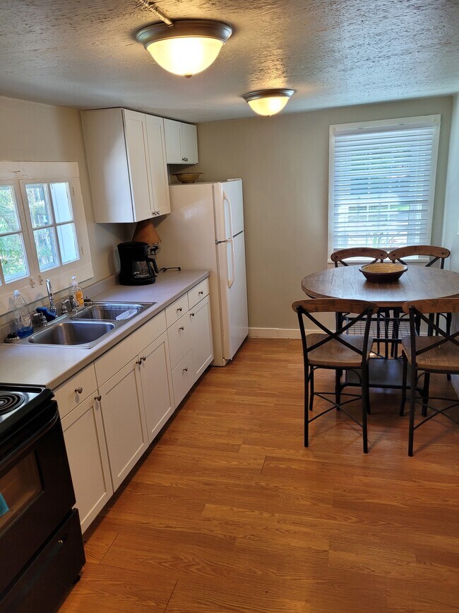 Kitchen - 146 Grandview Rd