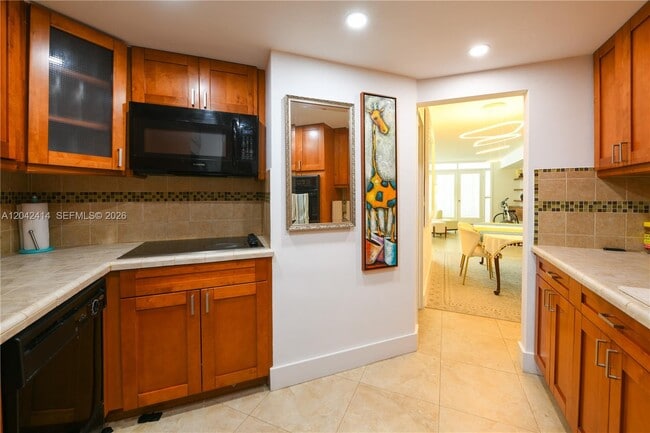 Building Photo - 801 Brickell Bay Dr