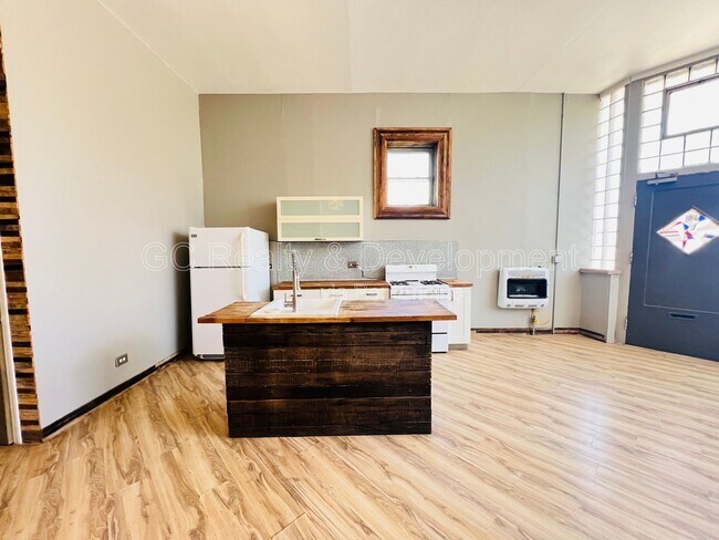 Foto del edificio - 3336 S Lituanica Ave