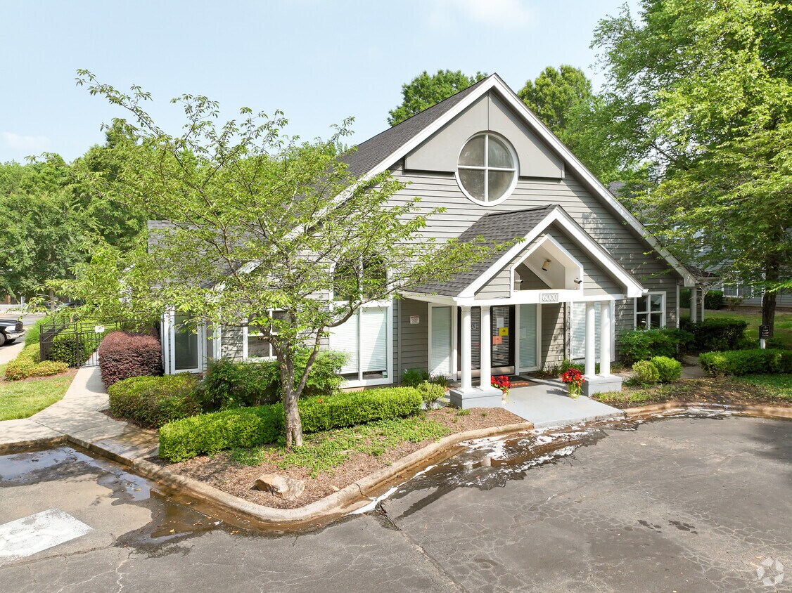 Delta Crossing Apartments in Charlotte, NC