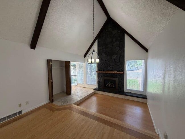 Building Photo - 1191 N Oakridge Dr E