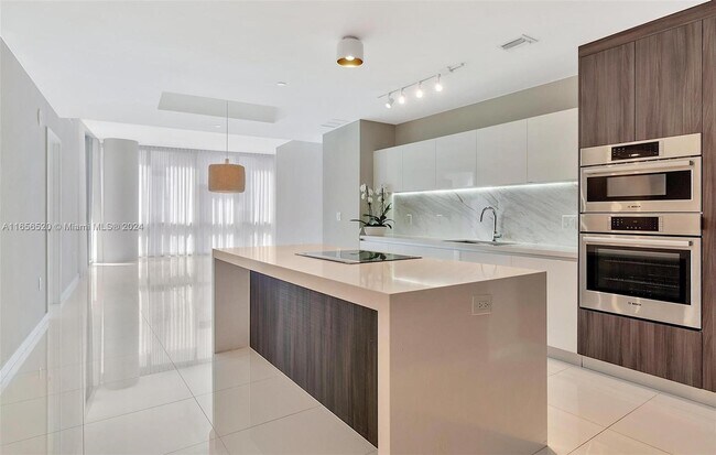 Foto del edificio - 851 NE 1st Ave