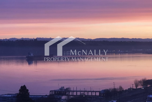 Building Photo - Panoramic Water View Home in Tacoma