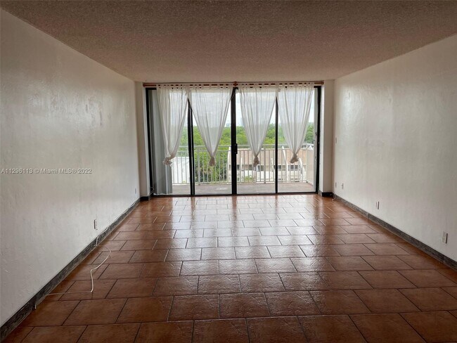 Foto del edificio - 2450 NE 135th St