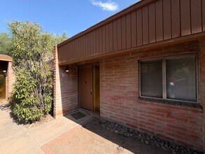 Building Photo - 3708 N Country Club Rd
