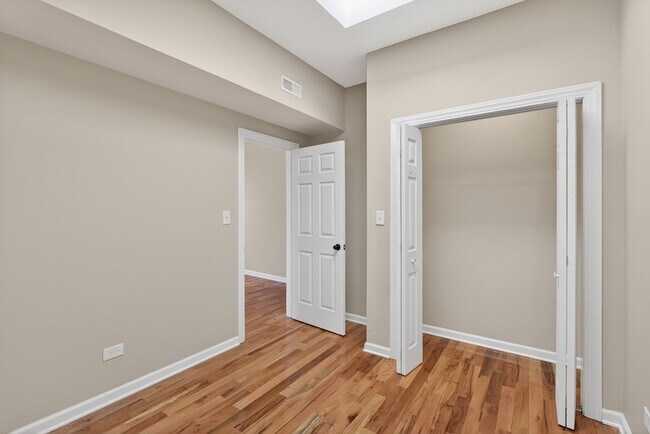 Foto del edificio - 5709 W Irving Park Rd