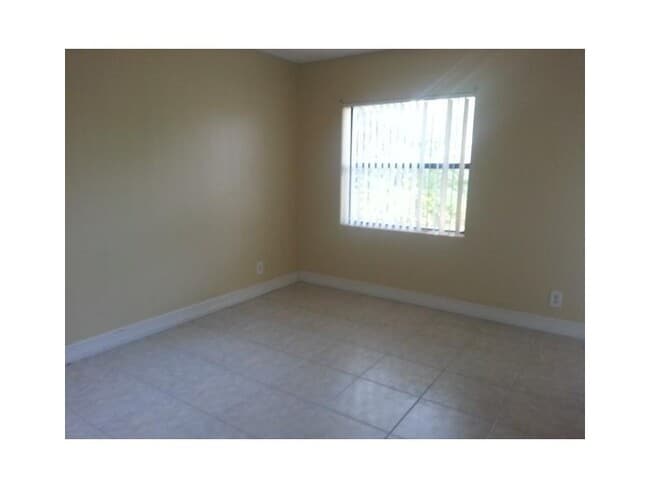 Building Photo - Awesome Condo just close to Sawgrass