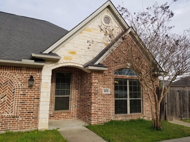 Foto del edificio - College Station - 3 Bedroom - 3 Bath - Duplex - Fenced Yard.