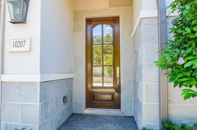 Building Photo - 10207 Preston St