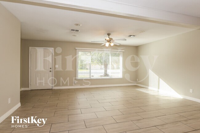 Foto del edificio - 4818 W Christy Dr