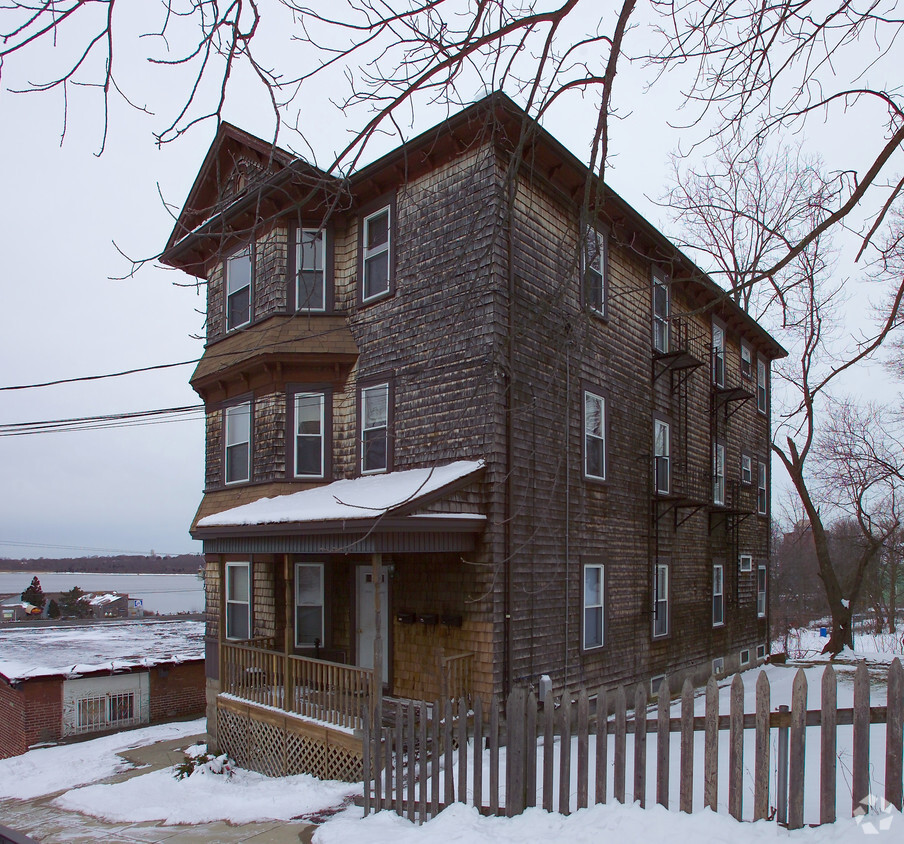 Building Photo - 100 Maple St