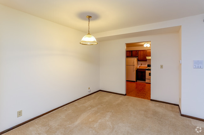 Dining Area/Kitchen D - The Fountains of Wauwatosa