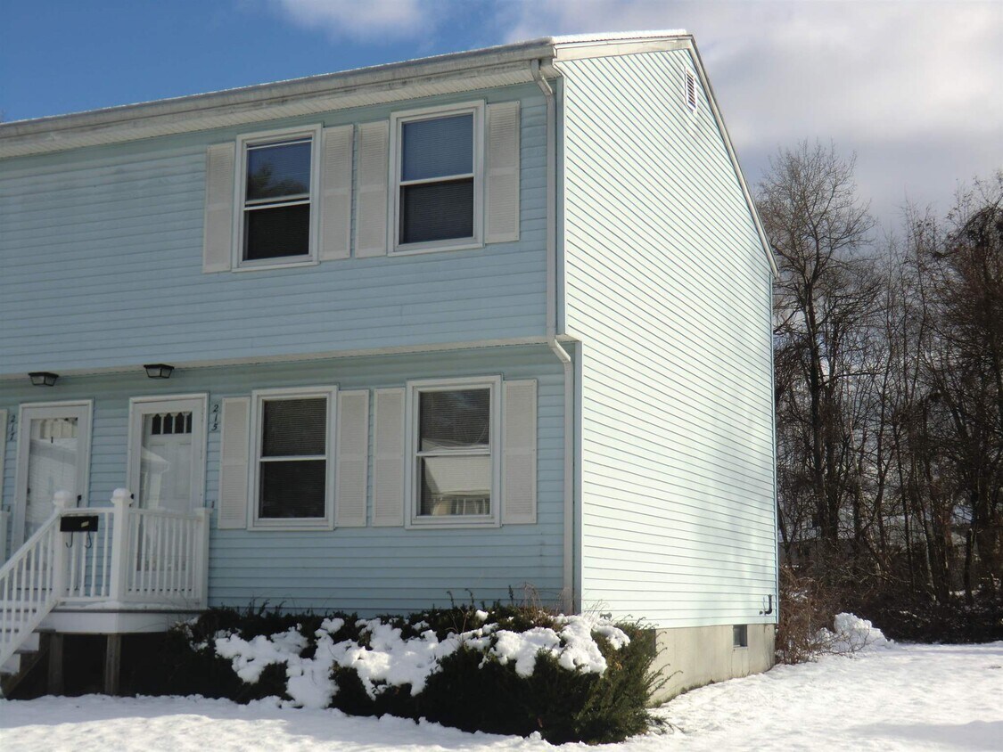 215 Elmwood Ave, Manchester, NH 03103 Townhouse for Rent in Manchester, NH