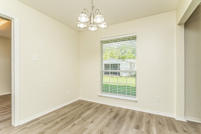 Building Photo - 206 E Holly