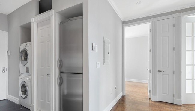 Building Photo - 2 bed penthouse with private roof deck