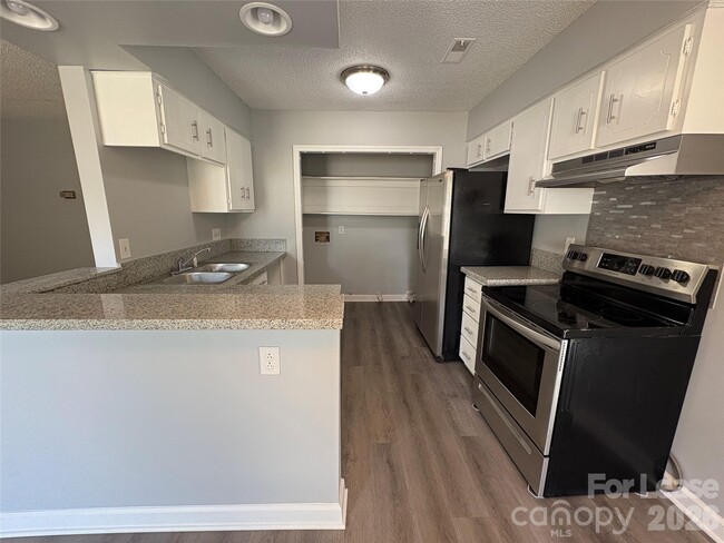 Building Photo - 3600 Cobbleridge Dr