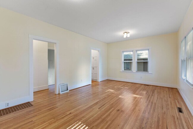 Foto del edificio - 2 Bedroom 1 Bath Duplex