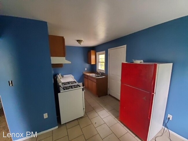 Foto del edificio - 3 br, 1 bath House - 694 Emerson Ave