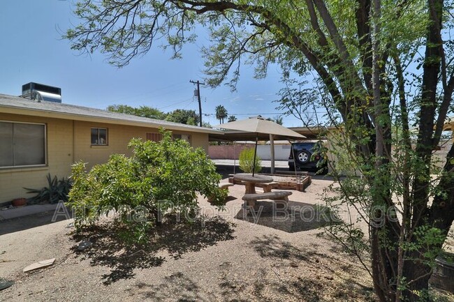 Building Photo - 2110 S Granada Dr