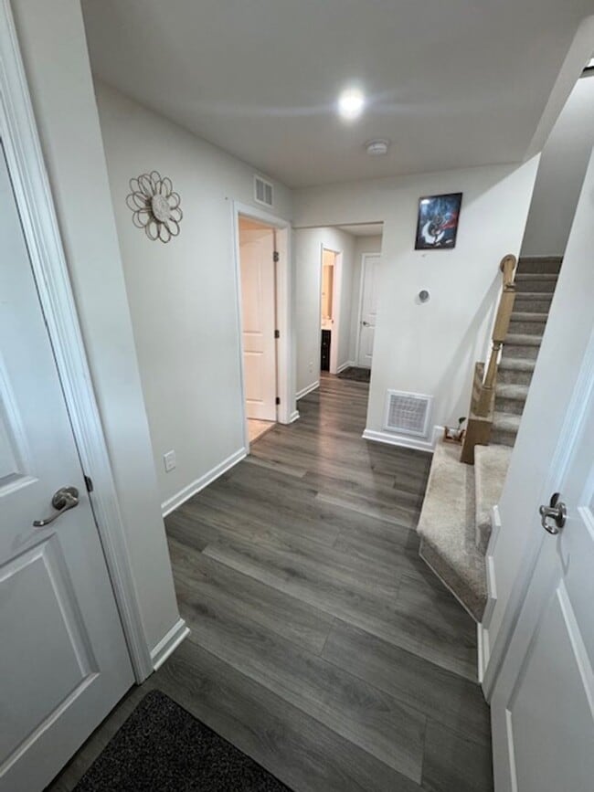 Foto del edificio - 4BR 3.5BA Townhome w/ 2-Car Garage • Quartz-Island Kitchen • Balcony in Matthews