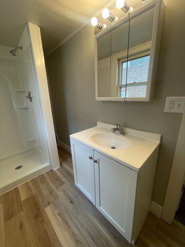 Building Photo - 2 bedroom Duplex
