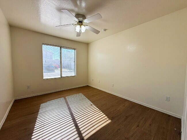 Foto del edificio - For Rent: Spacious 3 Bed, 2.5 Bath Home with Den, Bonus Room and fresh landscaping!