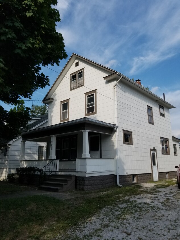 Front covered porch - 967 Davis St