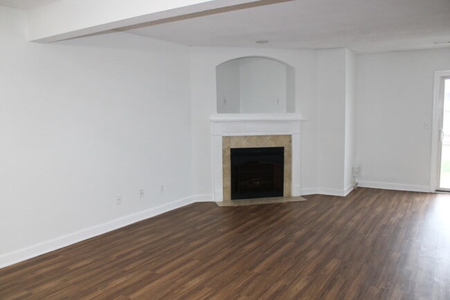 Foto del edificio - Beautiful 3 bedrooms and 2.5 baths with vanity in ALL ELECTRIC townhome in Blue Springs, MO