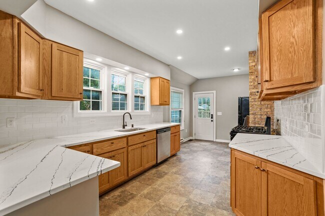 Foto del edificio - Rare Kenwood Townhome, Across from Campus