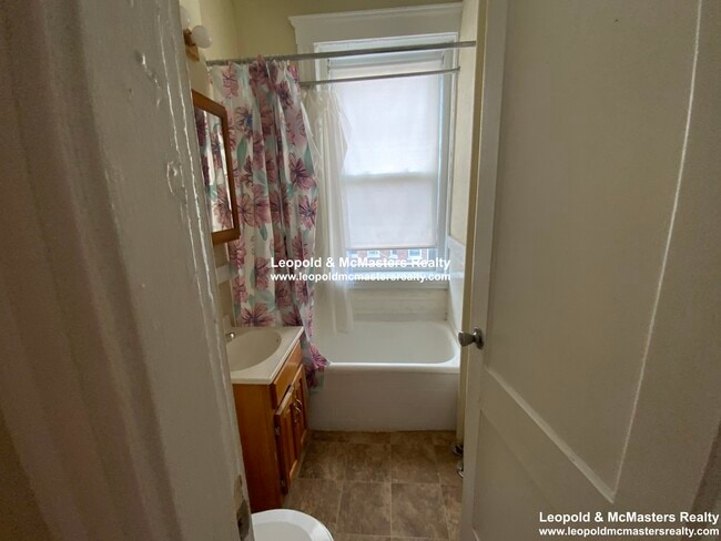 Building Photo - 217 Kelton St