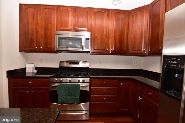 Building Photo - 2475 Eastbourne Dr