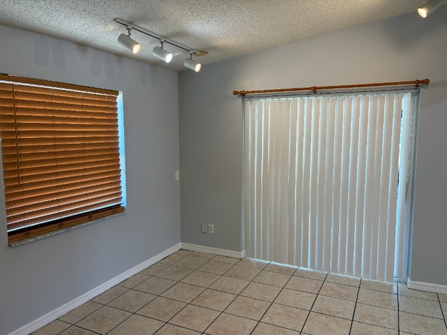 Building Photo - 4816 Miranda Cir