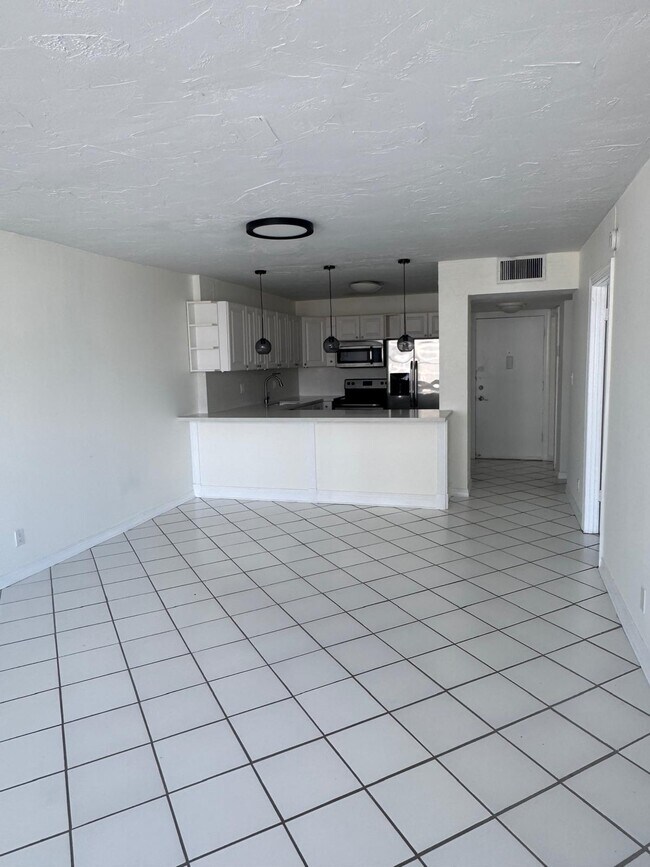 Building Photo - 1801 S Ocean Dr