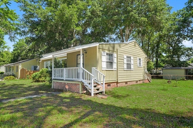 Foto del edificio - 3 Bed 2 Bath Home with Great Outdoor Space!