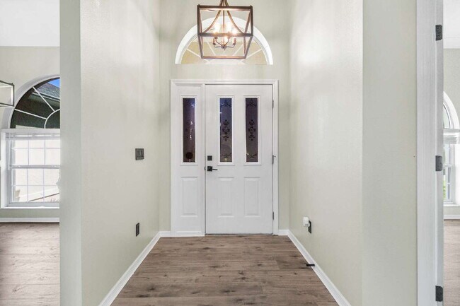 Foto del edificio - Beautiful 3-Bedroom Home with Private Setting & Open Floor Plan